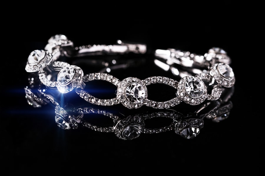 Anillos y joyas en vitrina de cristal